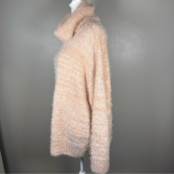 Show me your Mumu Fatima Turtleneck Sweater Size Small Pink Oversized Fuzzy Cozy - Picture 4 of 10